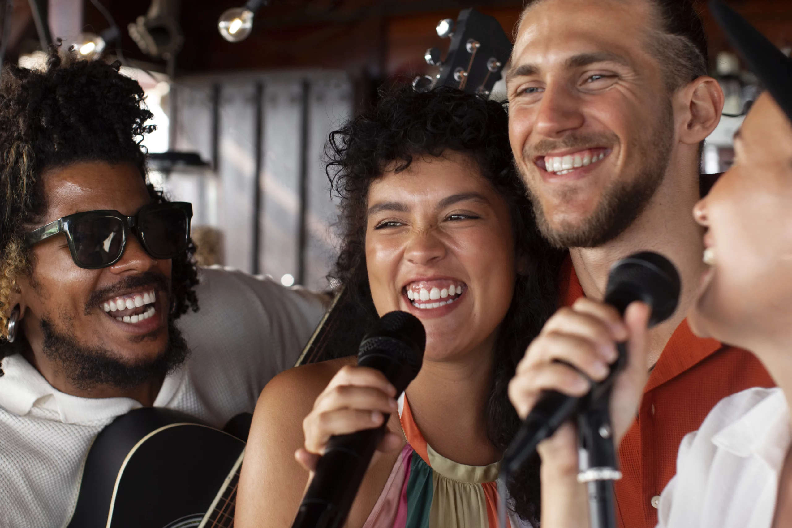 young-adults-having-fun-open-mic Serveur réalisant un cocktail dans une ambiance festive