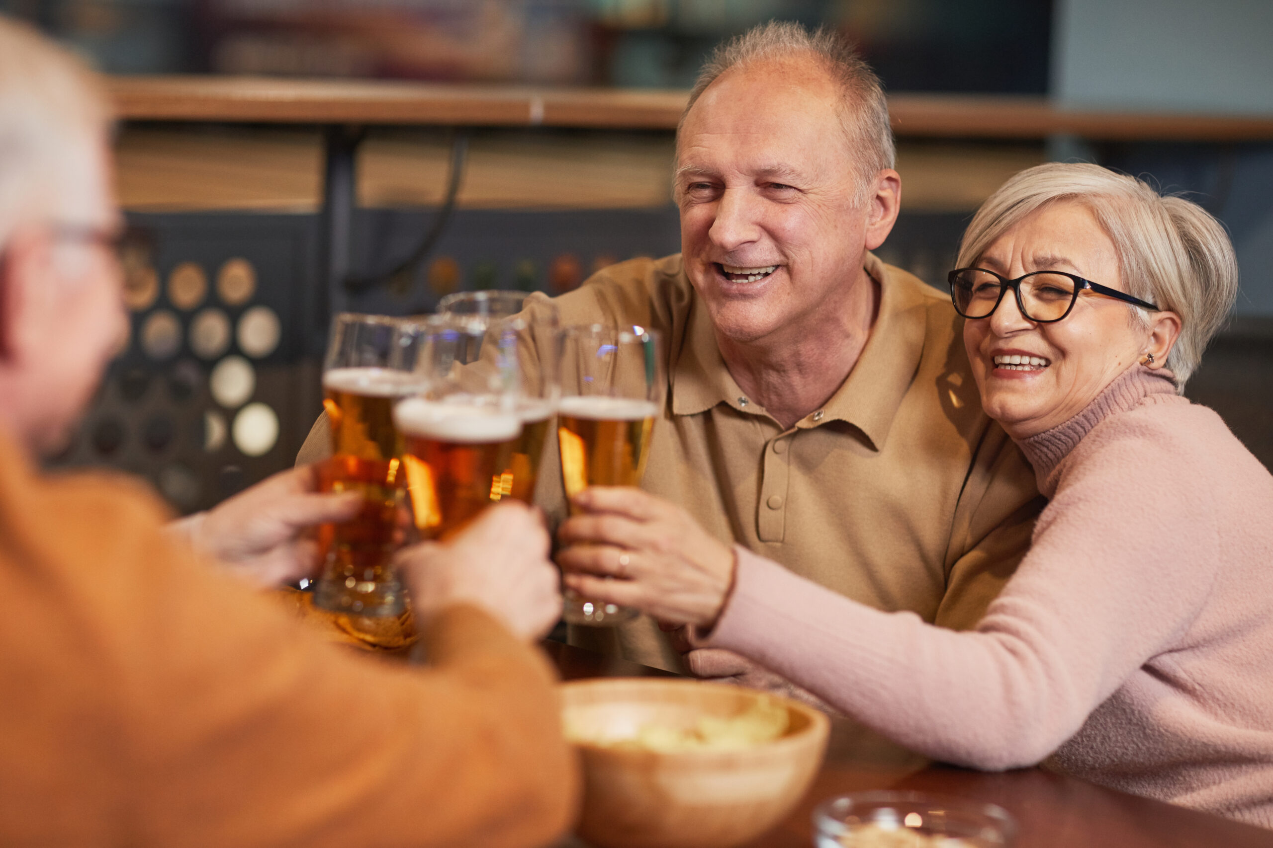 Senior People Enjoying Beer Personnes chantant des chansons incontournables en karaoké