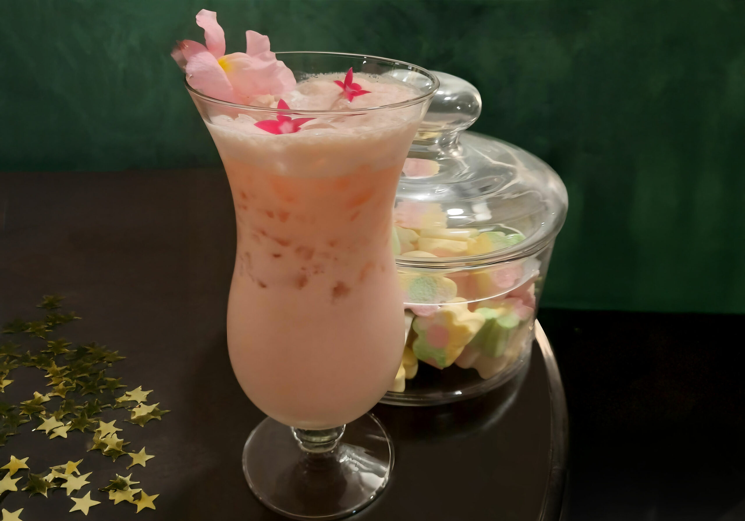 Serveur réalisant un cocktail dans une ambiance festive