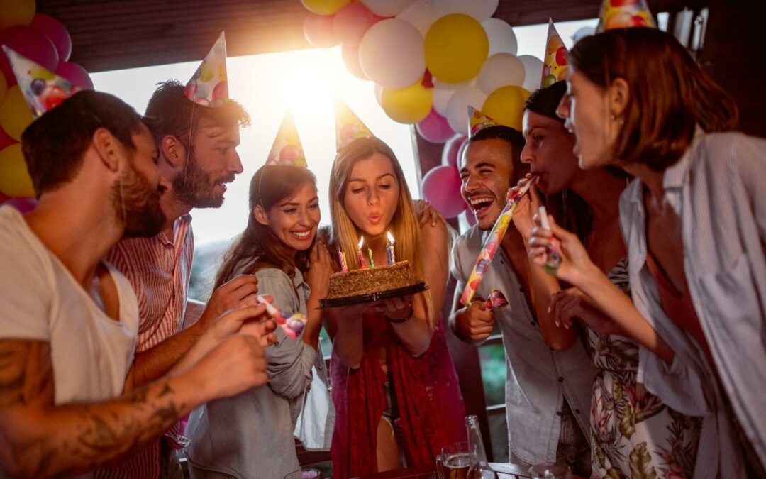Amis faisant la fête dans un karaoké pour la rentrée