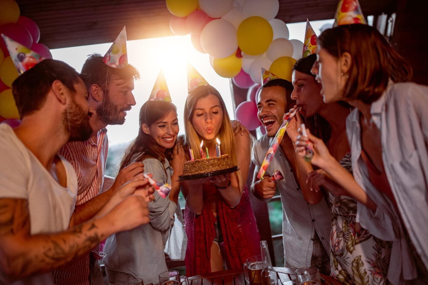 Amis faisant la fête dans un karaoké pour la rentrée