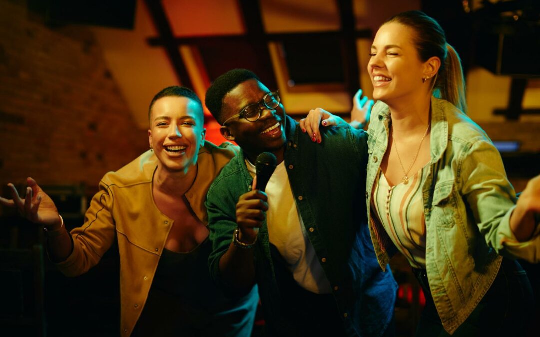 Amis qui chantent pour fêter la rentrée musicale un karaoké