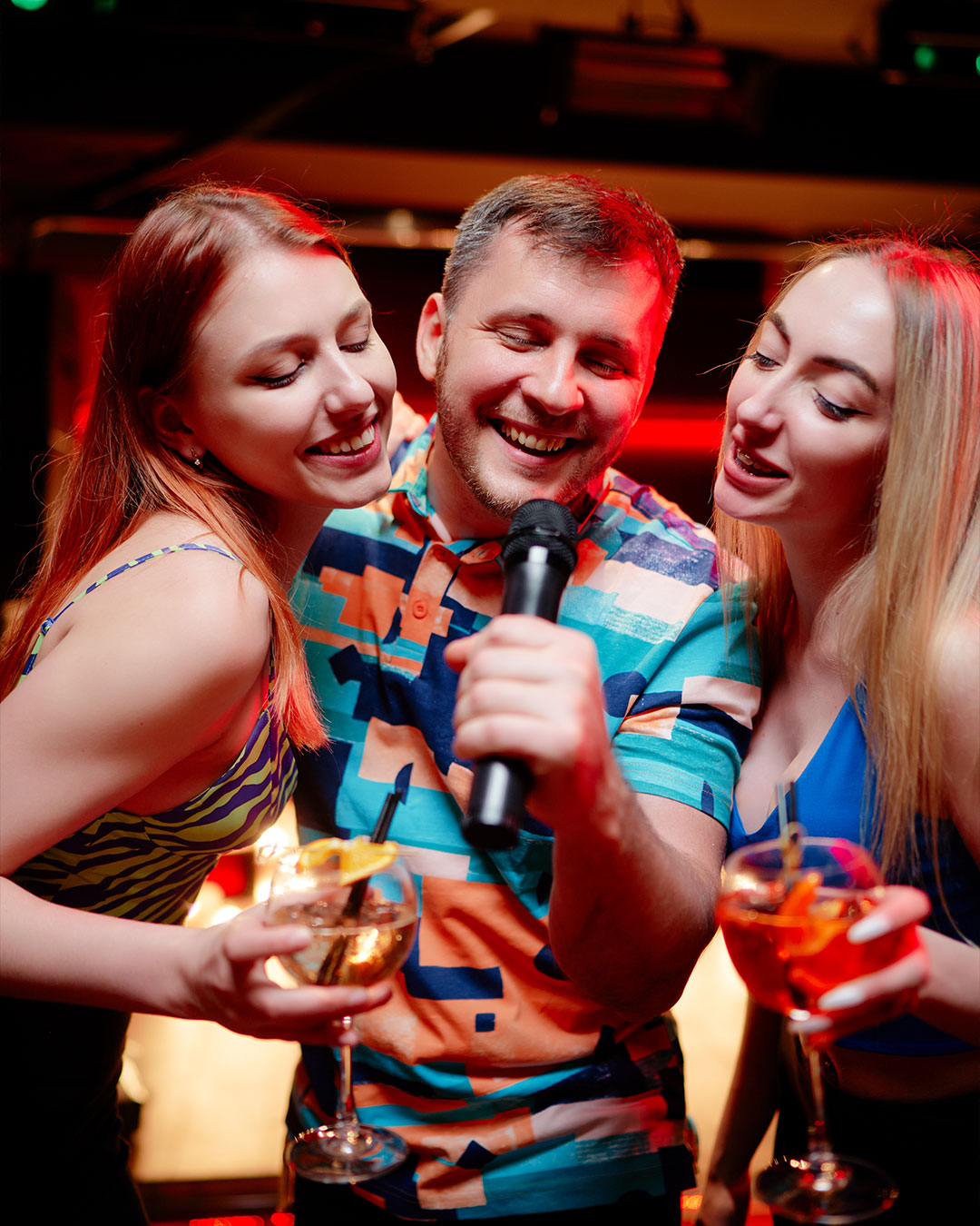 Serveur réalisant un cocktail dans une ambiance festive