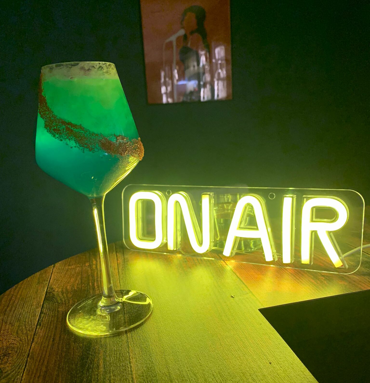 Cocktail bleu réalisé au bar
