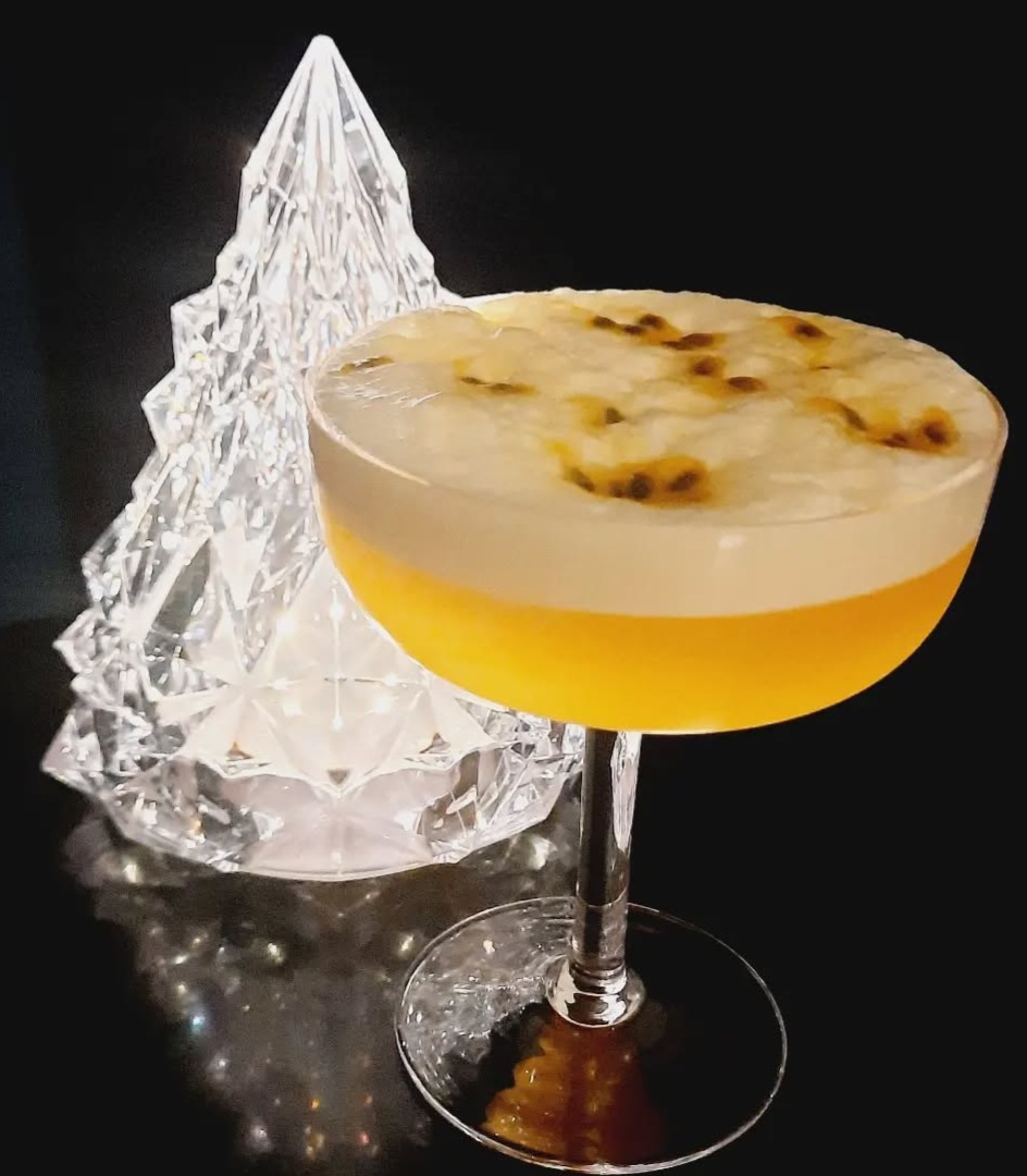 Verre de spritz posé sur un accoudoir de canapé