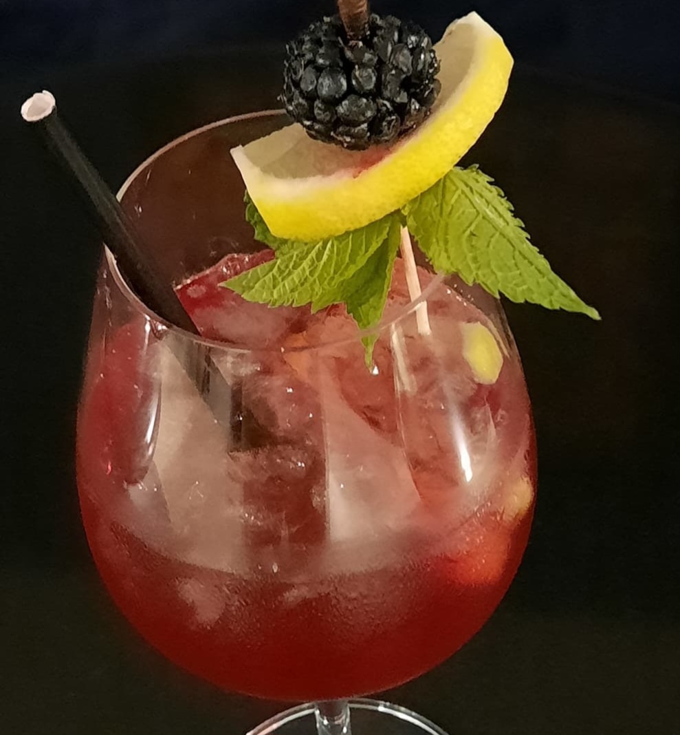 Verre de spritz posé sur un accoudoir de canapé